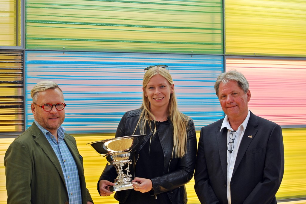 Kim Colding, Christina Nielsen og DASU's sportschef Bo Baltzer Nielsen ved overrækkelsen af vandrepokalen i Idrættens Hus